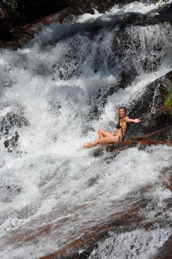 Banho refrescante em cachoeira no Vale do Vai Quem Quer, em Taquaruçu - TO